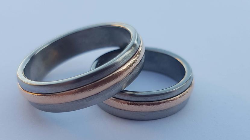 Titaanist ja kullast käsitööna unikaalsed abielusõrmused ja ehted.