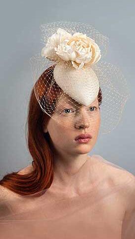 Looriga elegantne kübar pulmadeks