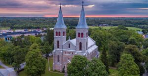 000_Rapla-Kirik-suvises-paikesetousus_2250x1152