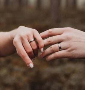 Titaanist-abielusormused-punase-roosaka-kullaga