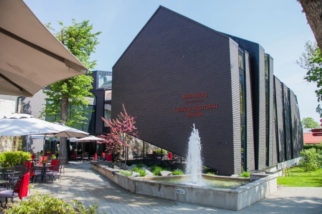 arensburg_terrace_and_modern_building