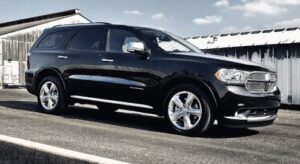 Silmapaistev ja luksuslik auto koos juhiga.