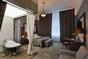 sergeizjuganov_IMG_3365_suite_with_retro_bath__1570129003_87319