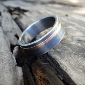 titaanist-abielusormused-punase-roosa-kullaga