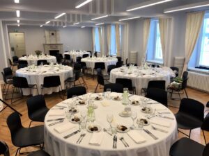 Maarjamäe lossi kaminasaal catering laudadega
