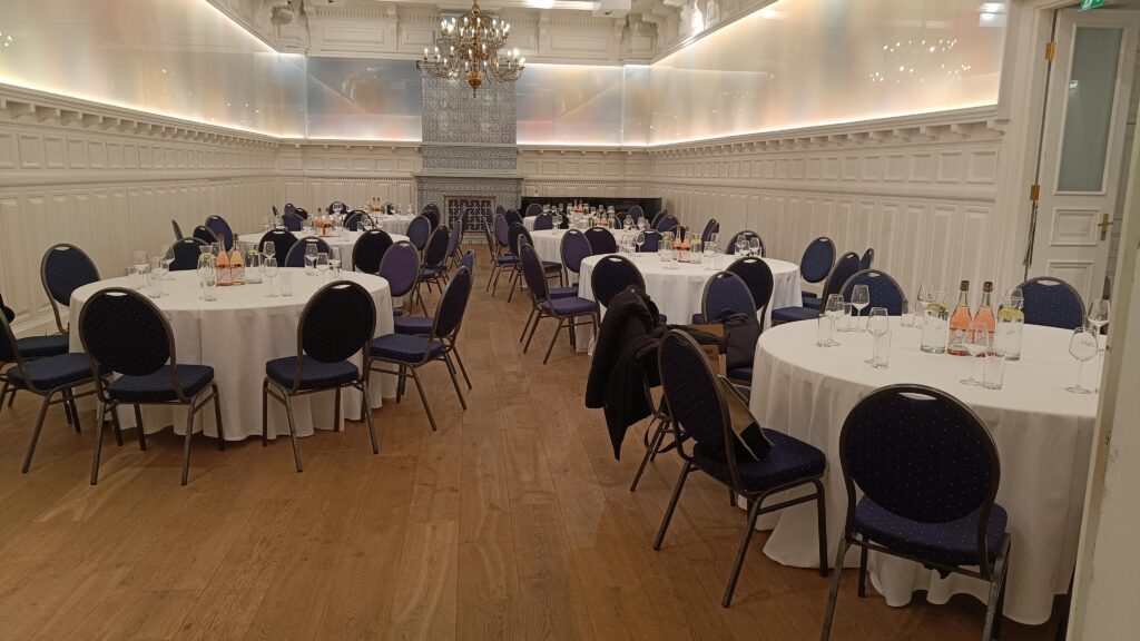 Suvesaal laudadega1 vaike